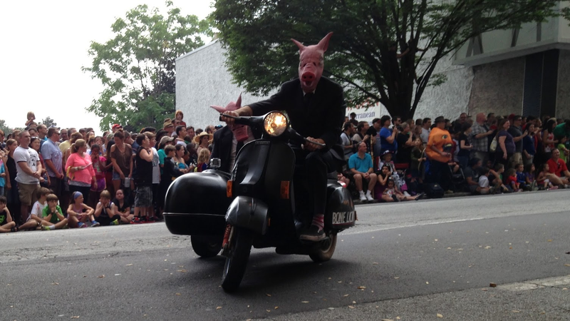 Illustration for article titled Vehicles Of The 2013 DragonCon Parade - Photo Dump